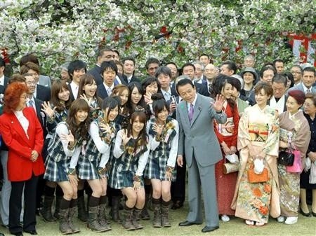 Премьер министр Японии празднует ханами в компании группы AKB48 Премьер министр Японии празднует ханами в компании группы AKB48